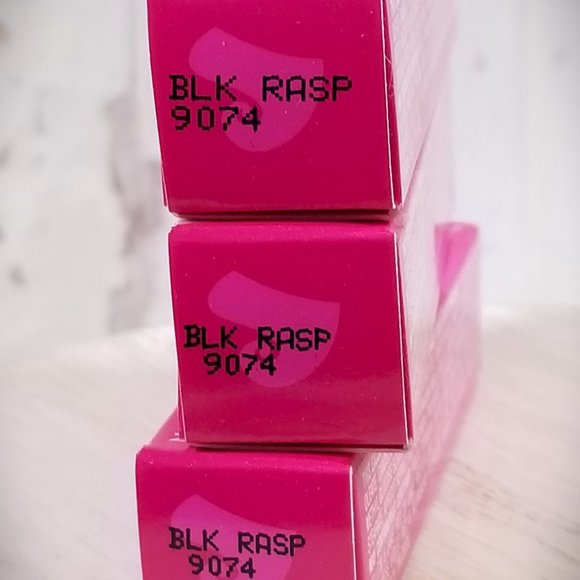 Mary Kay Signature Cream Lipstick - Black Raspberry *Retired* - Picture 4 of 5